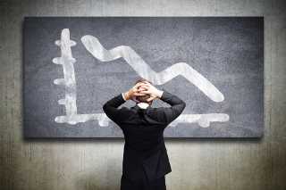 Foto: Person steht vor Tafel