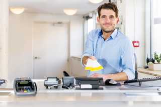Foto: Person mit Gutscheinen