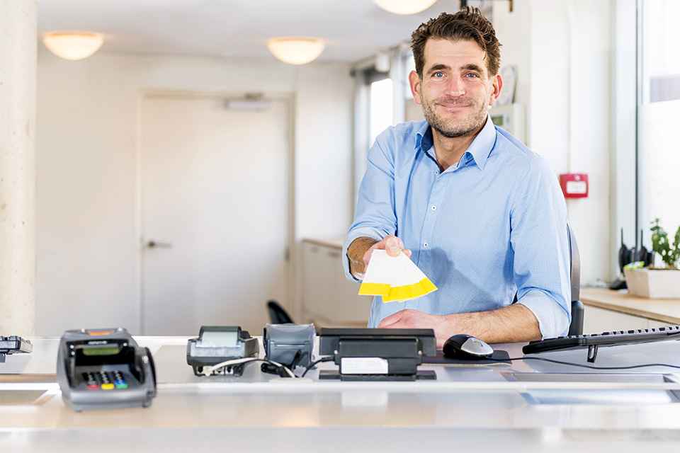 Foto: Person mit Gutscheinen
